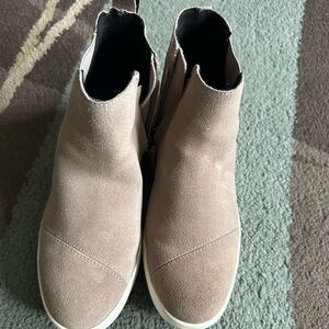 Tom’s Jamie tan suede slip on sneaker